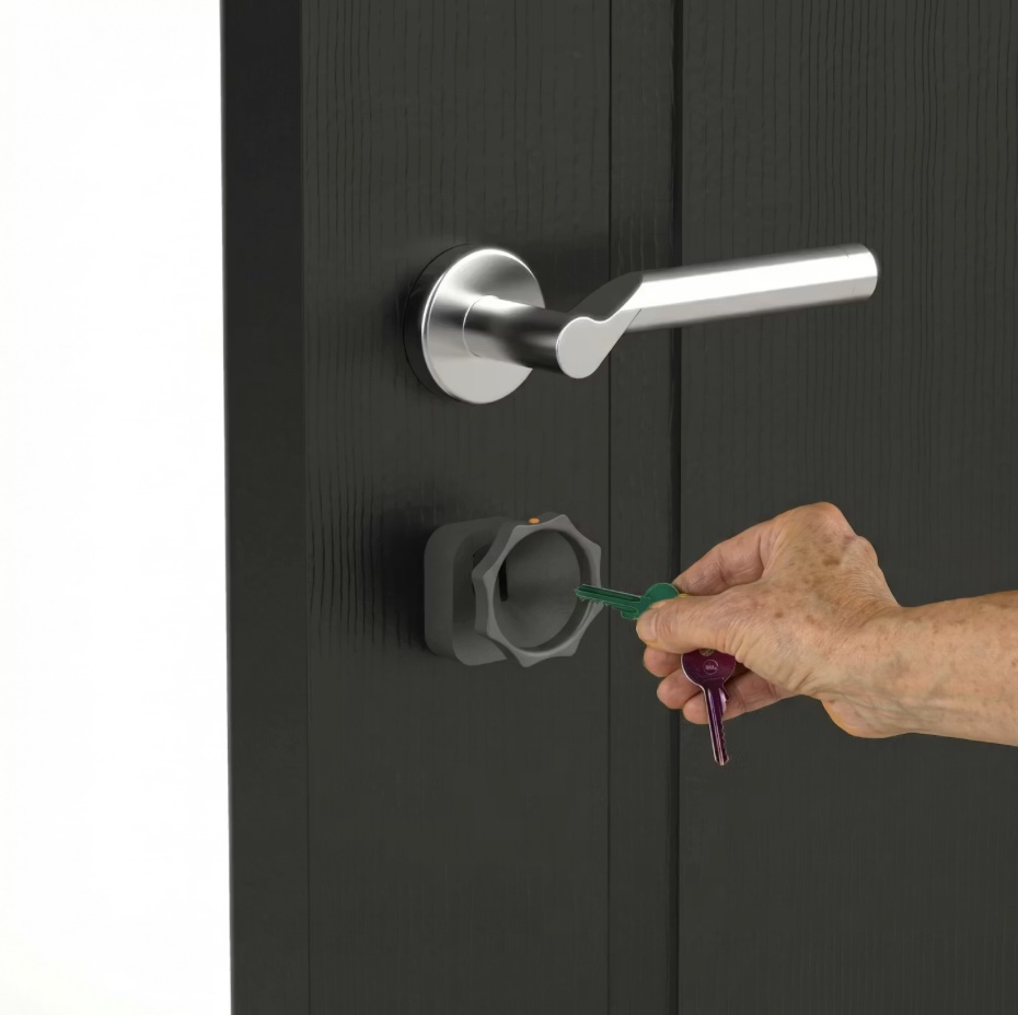 Personne ag&eacute;es inserrant une cl&eacute; dans la serrure avec l'aide de simplylock, un localisateur de trou &agrave; serrure